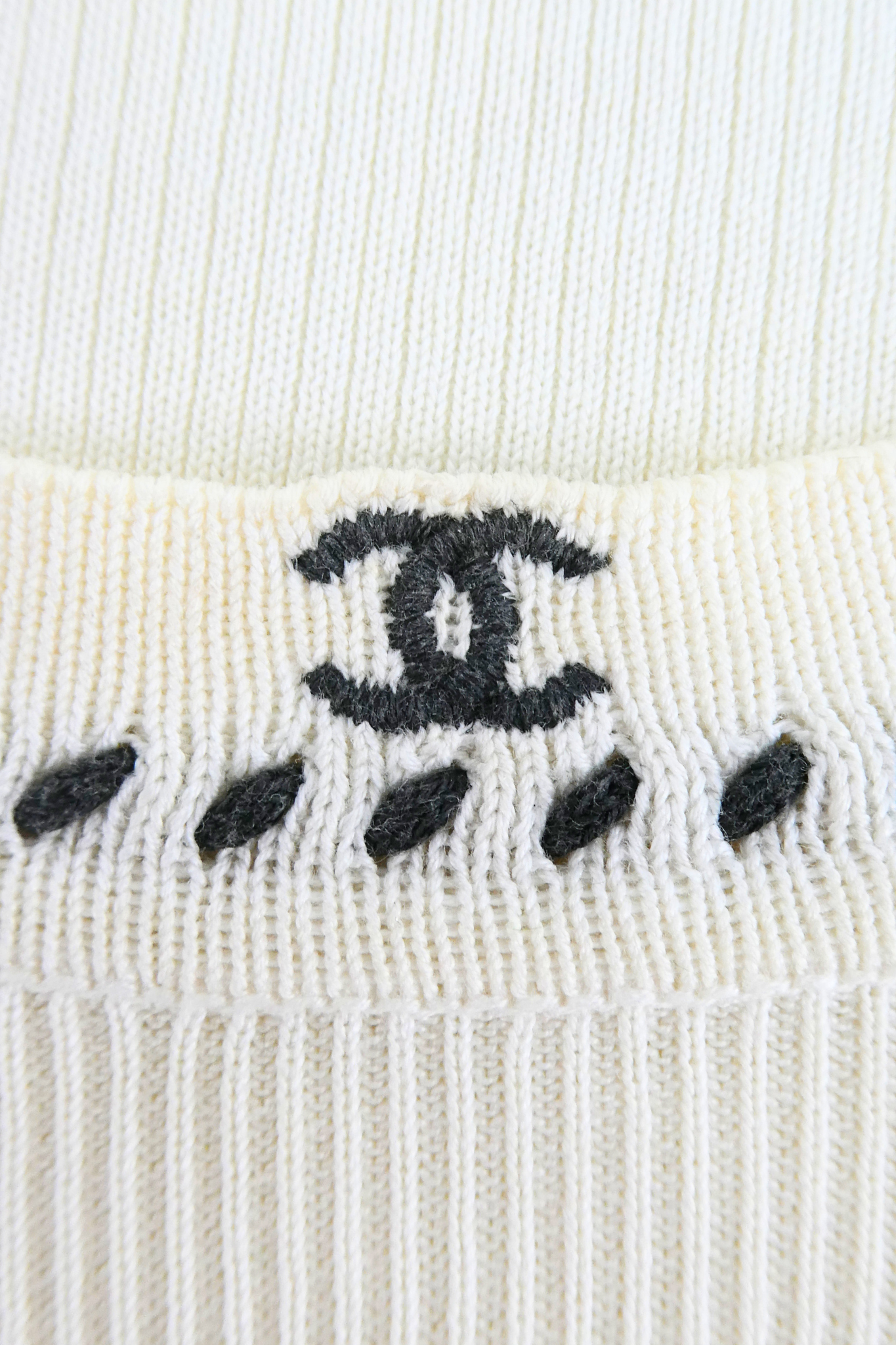 Chanel White Knit Top CC Logo (FR 46)