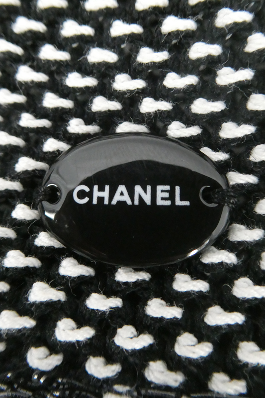 2013 Chanel Ivory Wool Short-Sleeve Top with Tartan Crest Badge (FR 36)