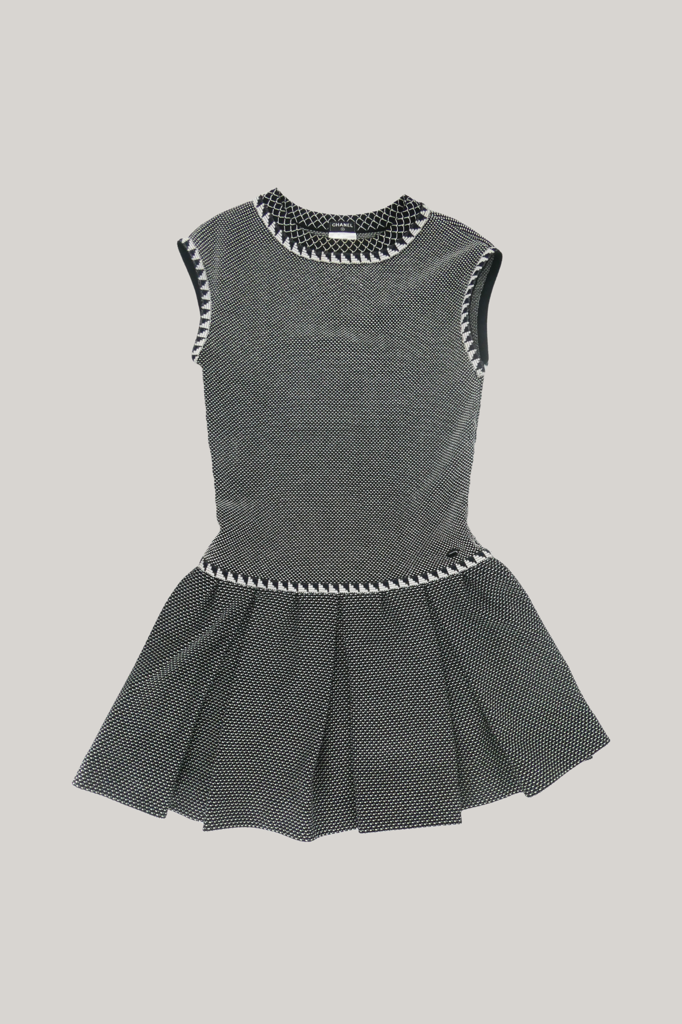 2013 Chanel Ivory Wool Short-Sleeve Top with Tartan Crest Badge (FR 36)